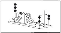 Ein manövrierbehindertes Fahrzeug, das baggert oder Unterwasserarbeiten ausführt und dabei die Schifffahrt behindert. Es ist an der Seite zu passieren, an der zwei schwarze Rhomben senkrecht übereina